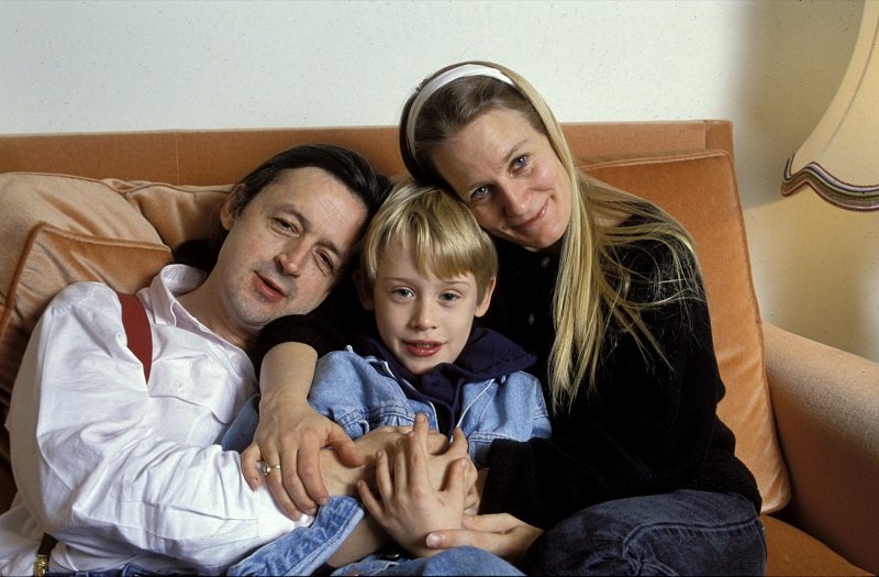 Macaulay Culkin with his mother, Patricia, and his father, Kit, on December 11, 1990 in Paris, France | Photo: Getty Images