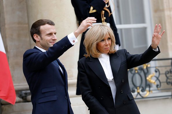 Emmanuel Macron et Brigitte Macron accueillent le Roi Philippe d'Espagne. |Photo : Getty Images