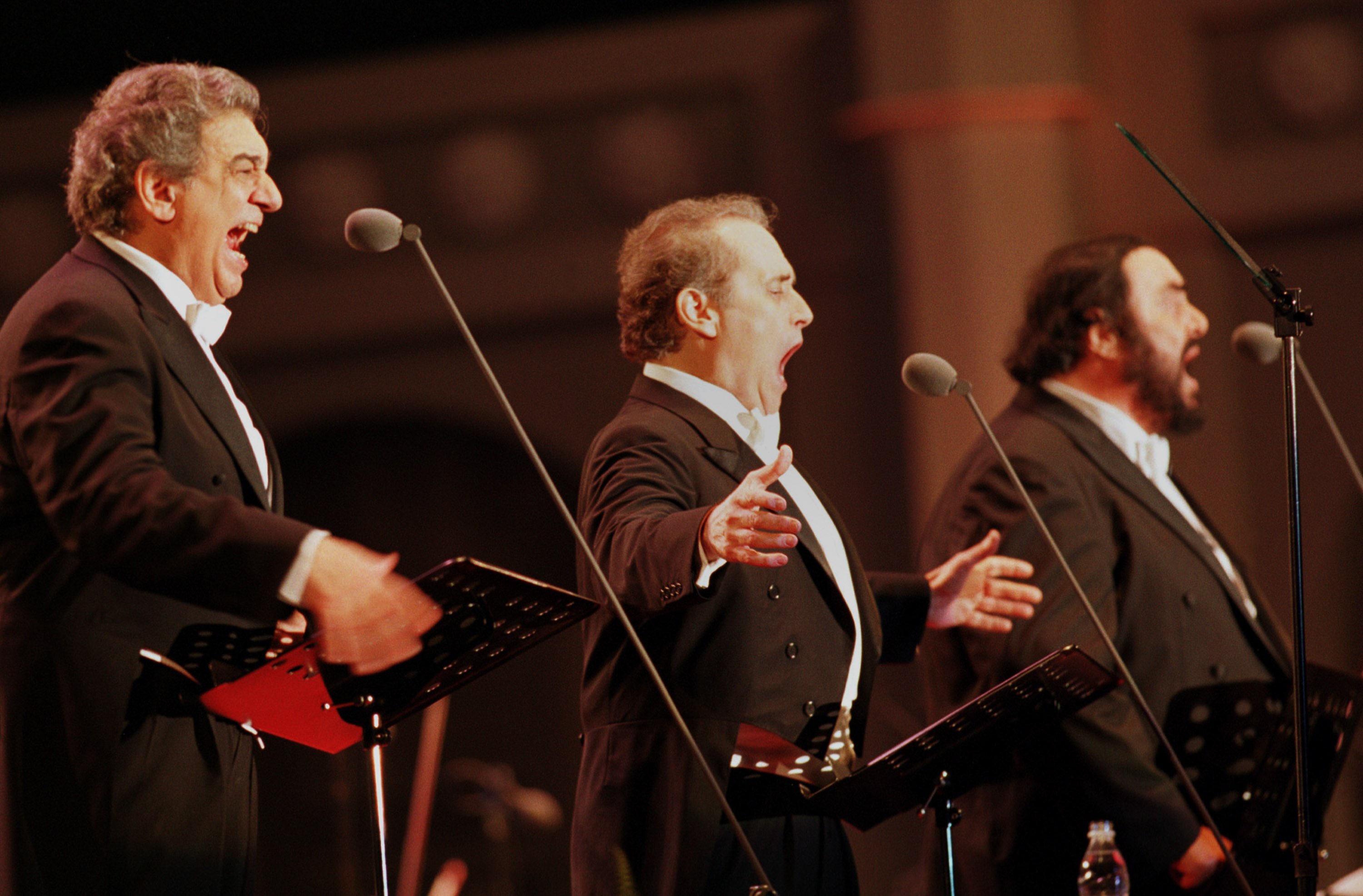 Plácido Domingo, José Carreras y Luciano Pavarotti en concierto de Los Tres Tenores en junio de 2001 en el estadio Chamsil Olympic de Seúl, Corea del Sur. | Foto: Getty Images