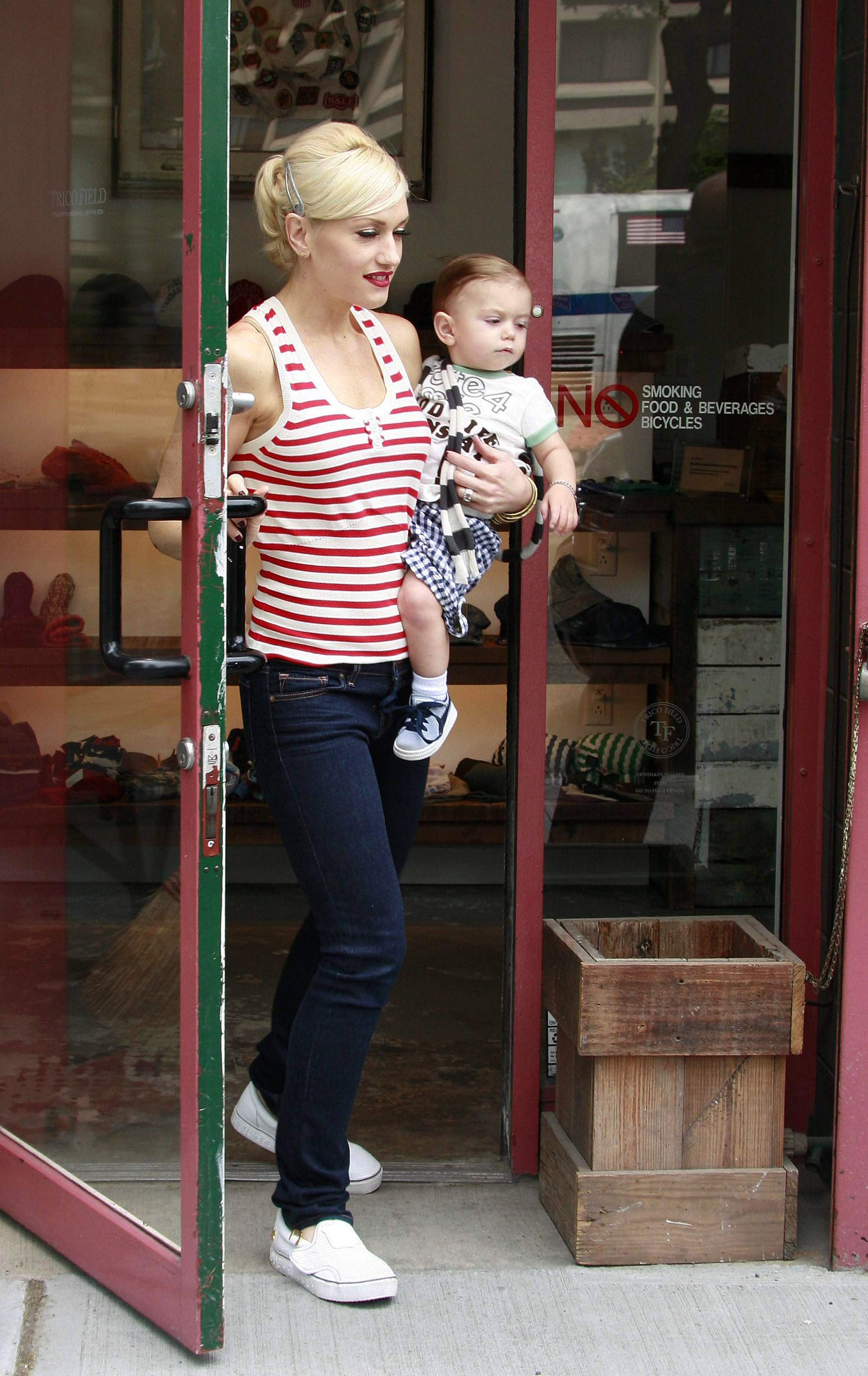 Gwen Stefani with her son, Kingston Rossdale during his first birthday celebration on May 26, 2007 in New York City | Source: Getty Images