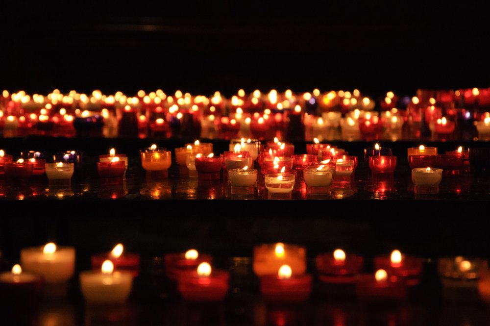 Velas encendidas en una iglesia.| Fuente: Shutterstock Velas encendidas en una iglesia.| Fuente: Shutterstock