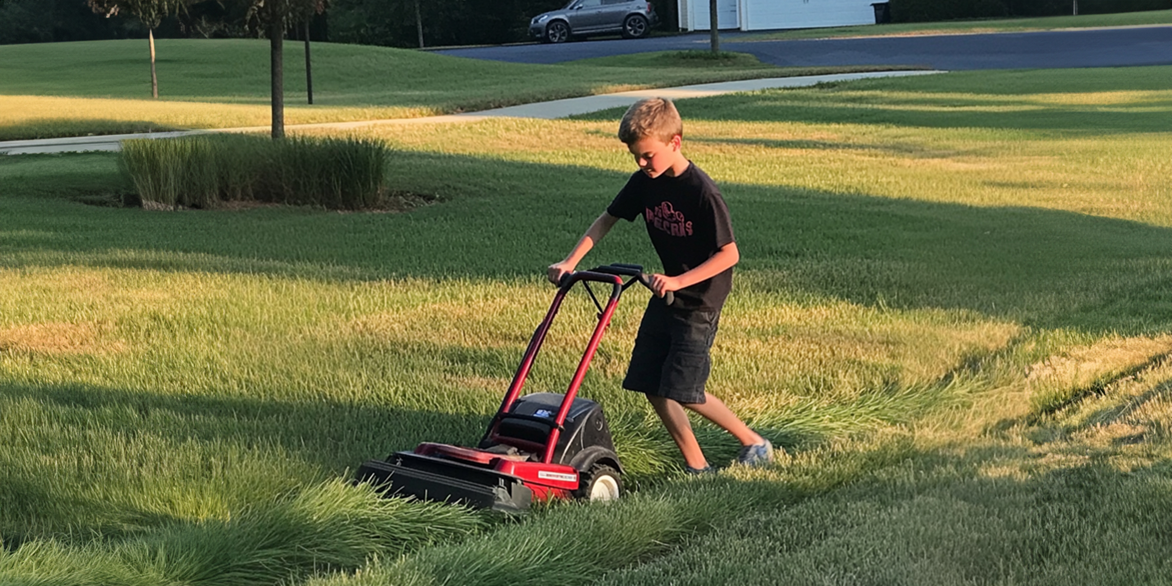 A boy moving the lawn | Source: Amomama