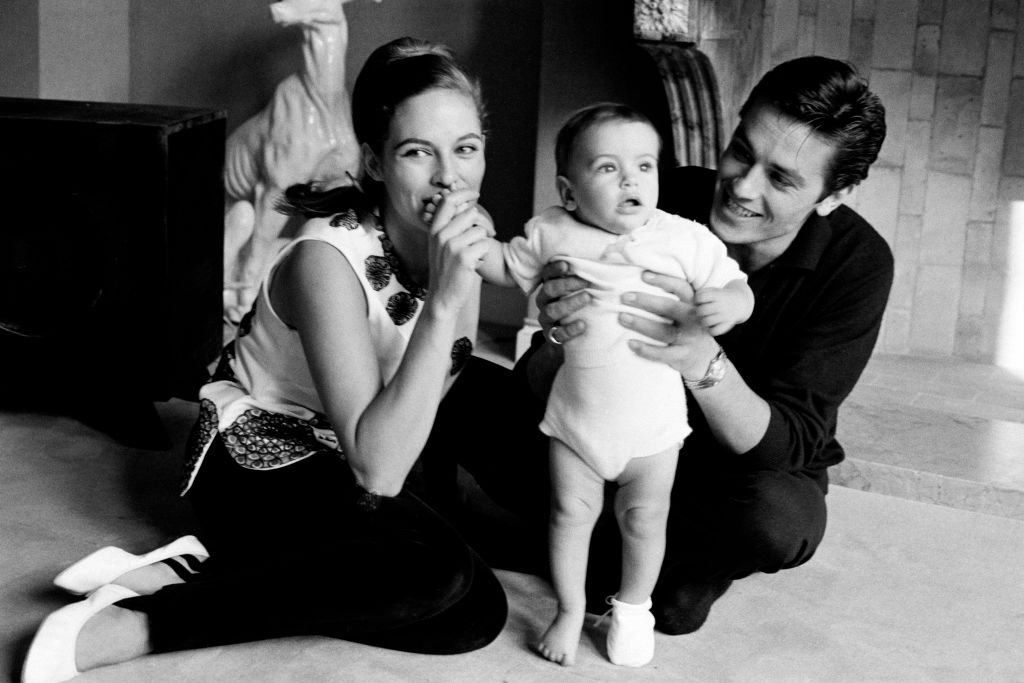 Alain Delon en compagnie de sa femme Nathalie et de leur fils Anthony dans leur maison de campagne en 1965 | photo : Getty Images