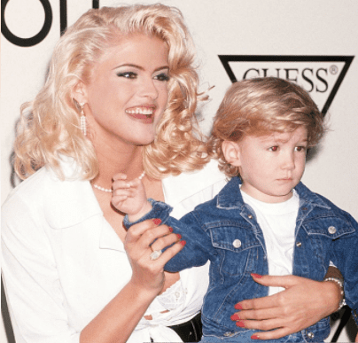 Anna Nicole Smith y su hijo Daniel de niño en Beverly Hills. | Foto: Getty Images
