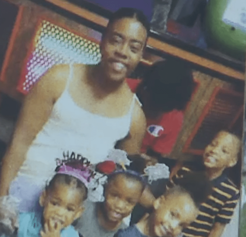 An old photo of Narlene Harris and her children. | Source: youtube.com/News 5 Cleveland