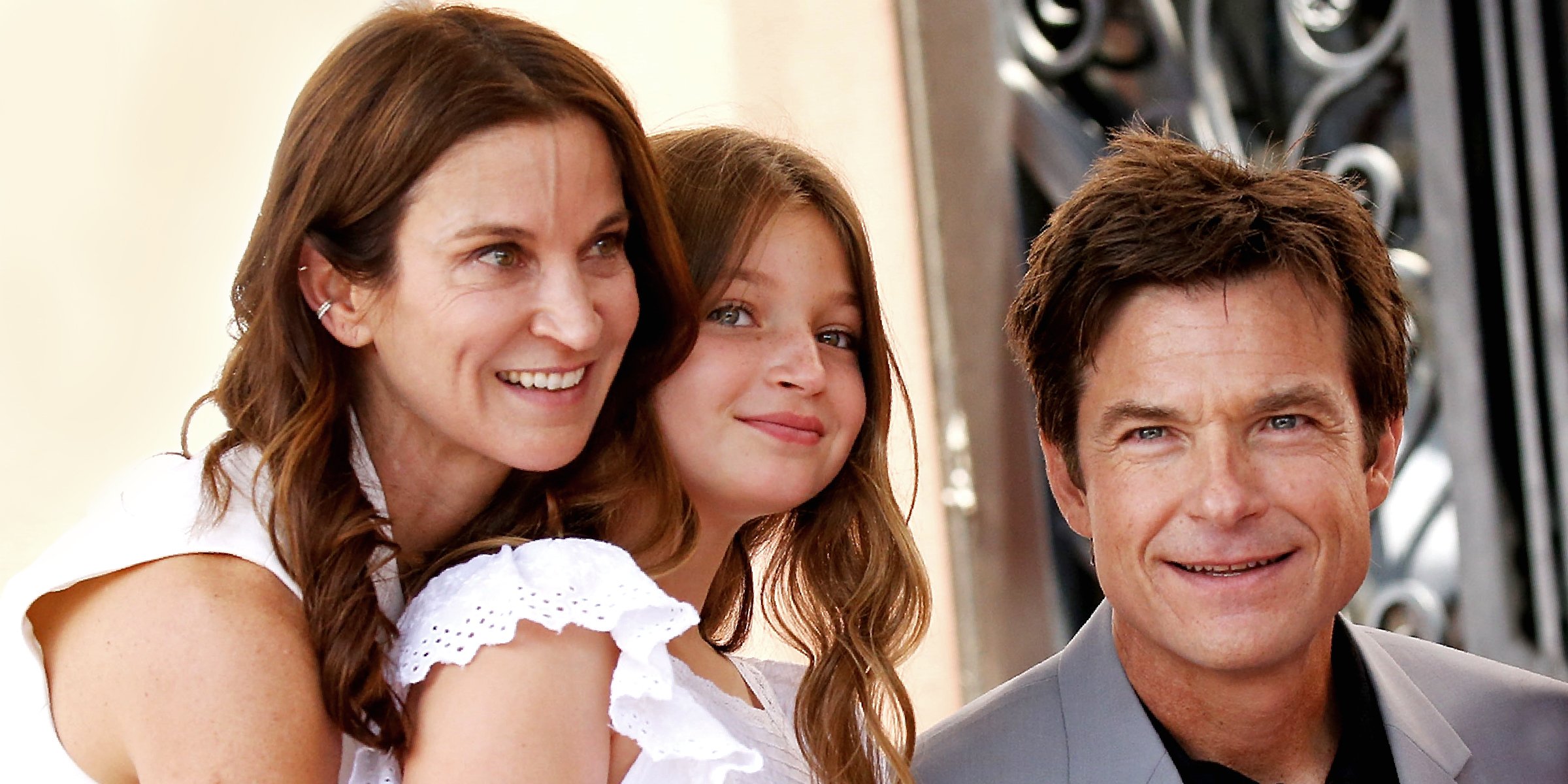 Francesca Nora Bateman Is Photographed with Her Parents, Actors Jason Bateman and Amanda Anka | Source: Getty Images