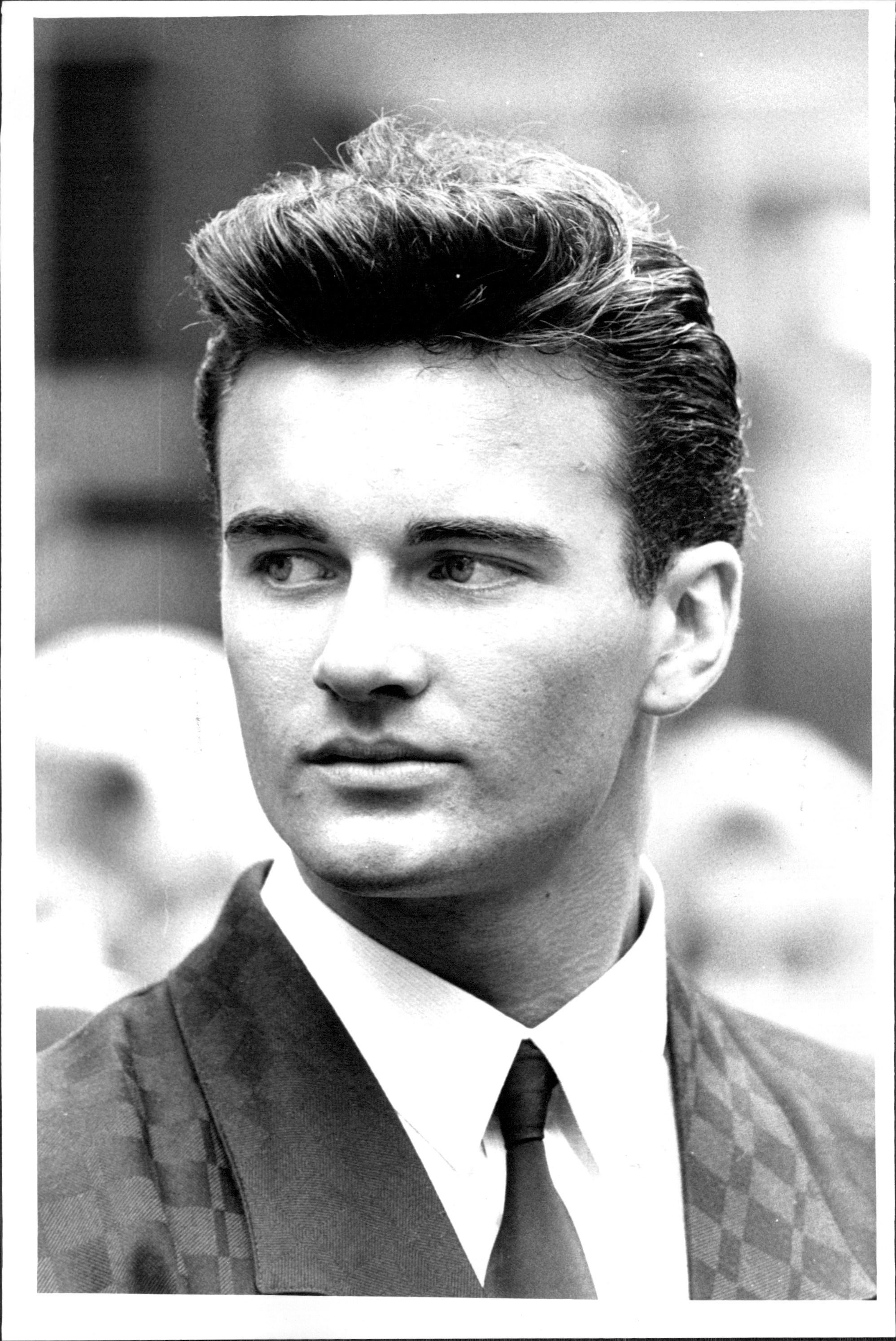 The celebrity attends a memorial service for the late Sir William at St. Andrew's Cathedral on April 8, 1988 | Source: Getty Images
