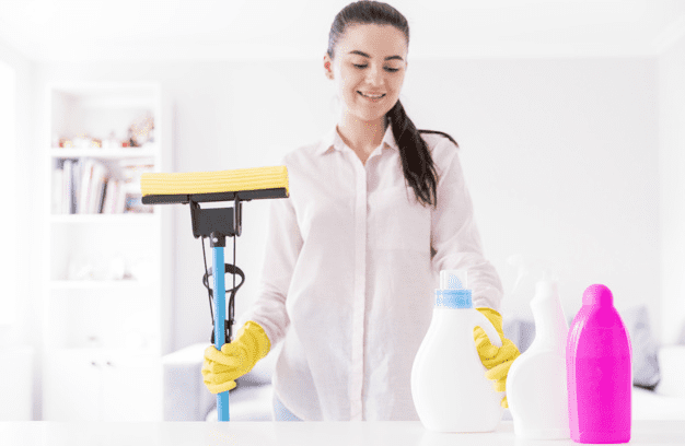 Mujer limpiando su casa. | Foto: Freepik