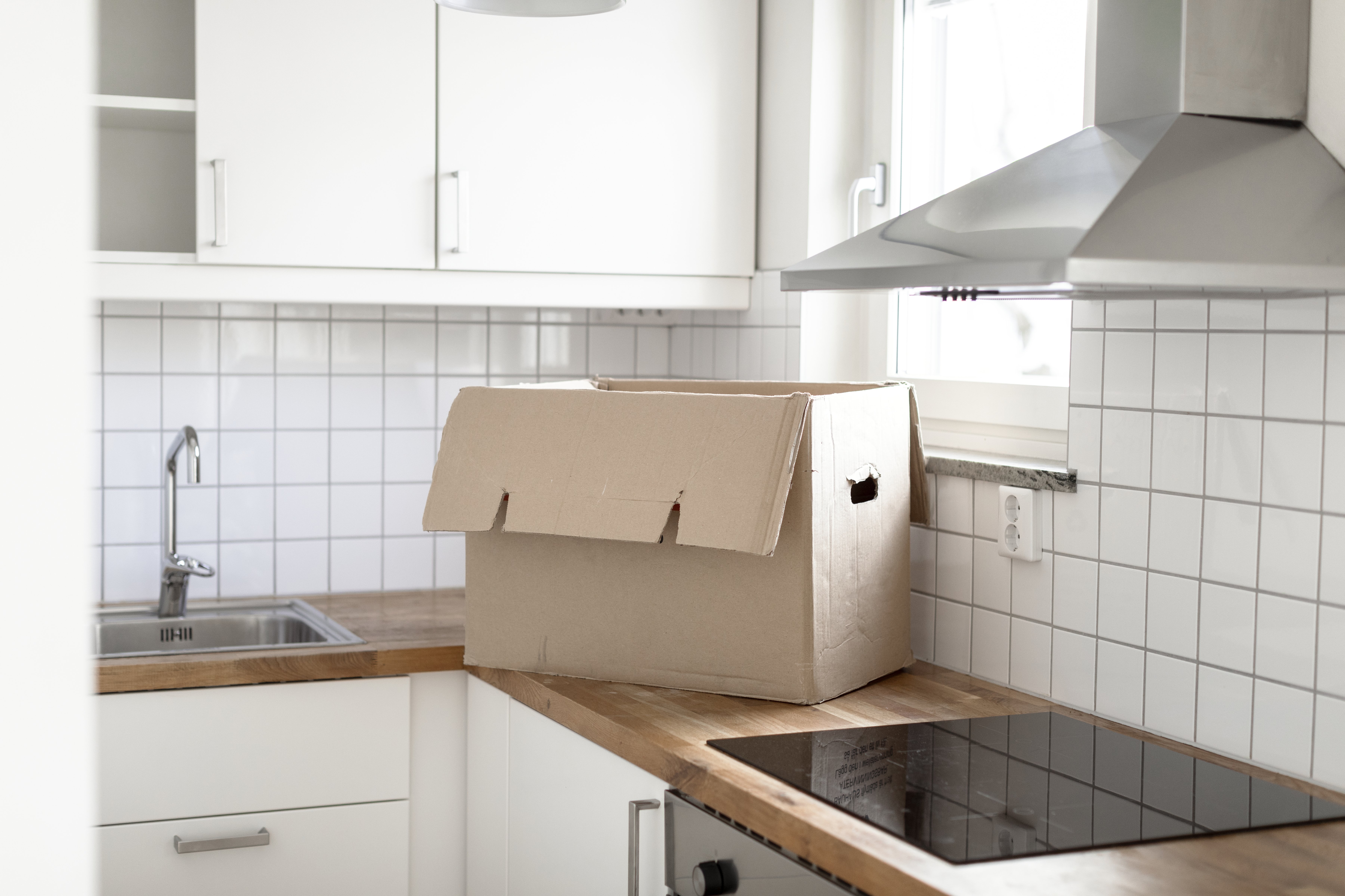 Caja sobre la encimera de la cocina. | Foto: Getty Images
