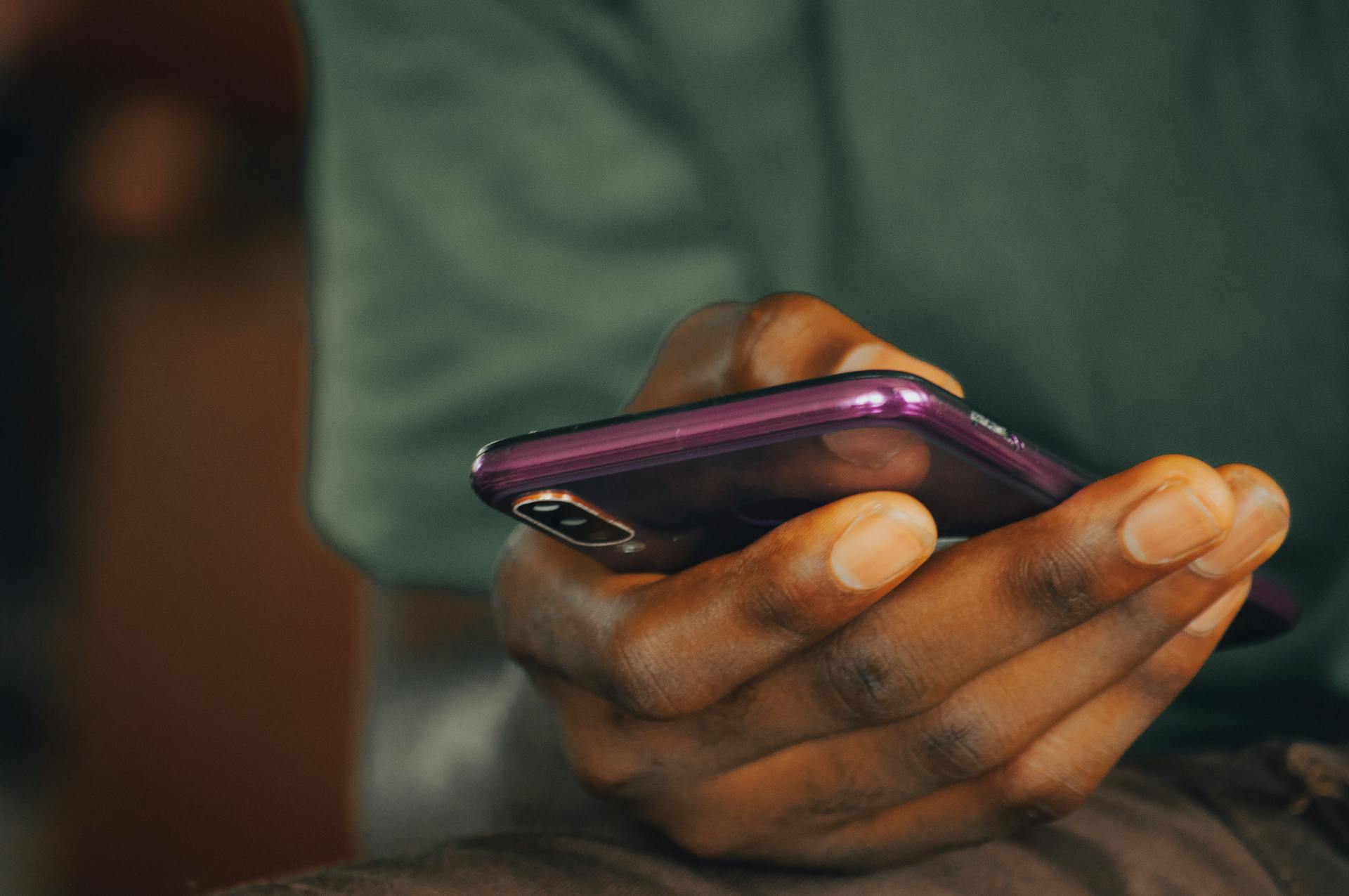 A person holding a phone | Source: Midjourney