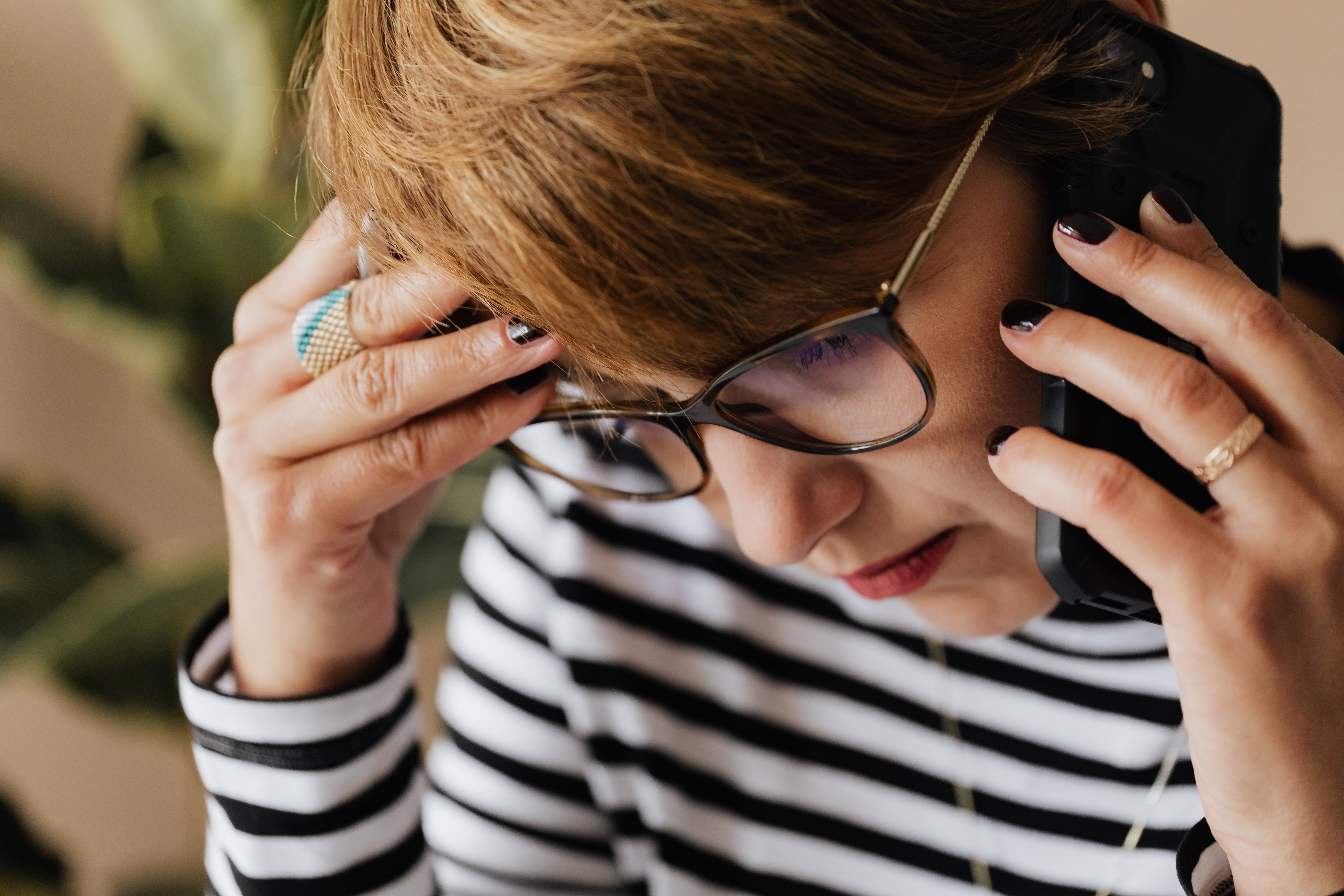 Cindy picked up the call excitedly, and Larry watched her face fall dramatically | Source: Pexels
