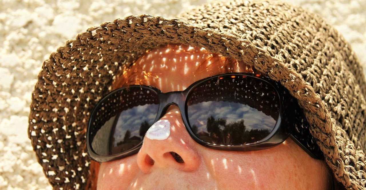 Mujer con sombrero y gafas de sol en la playa.| Foto: Pixabay