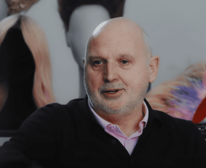 Sam McKnight contando su historia con la princesa Diana de Gales. | Foto: Captura de YouTube/British Vogue