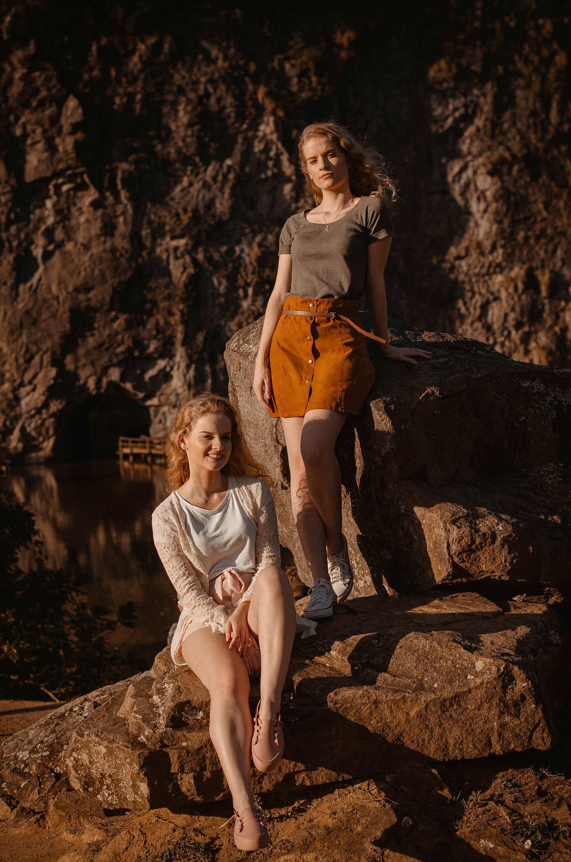 Two women posing on rocks | Source: Pexels