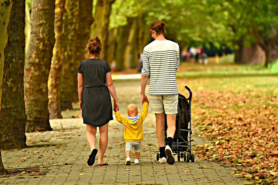 Image illustrant des parents qui tiennent la main de leur enfant. | Photo : Pixabay
