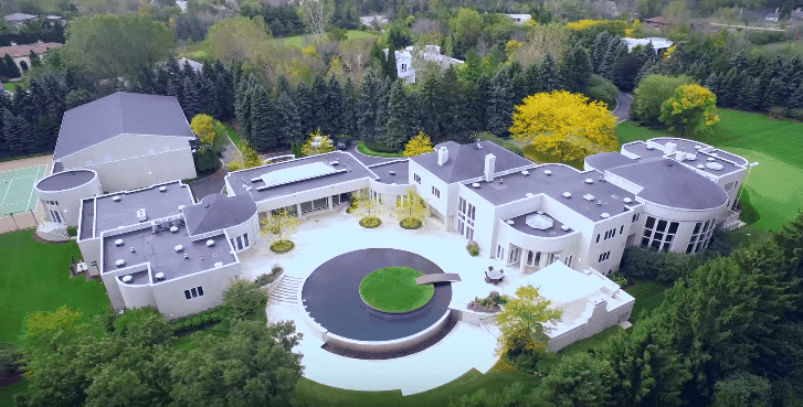 Michael Jordan's house in Highland Park, Chicago | Source: YouTube/TheAgencyRE