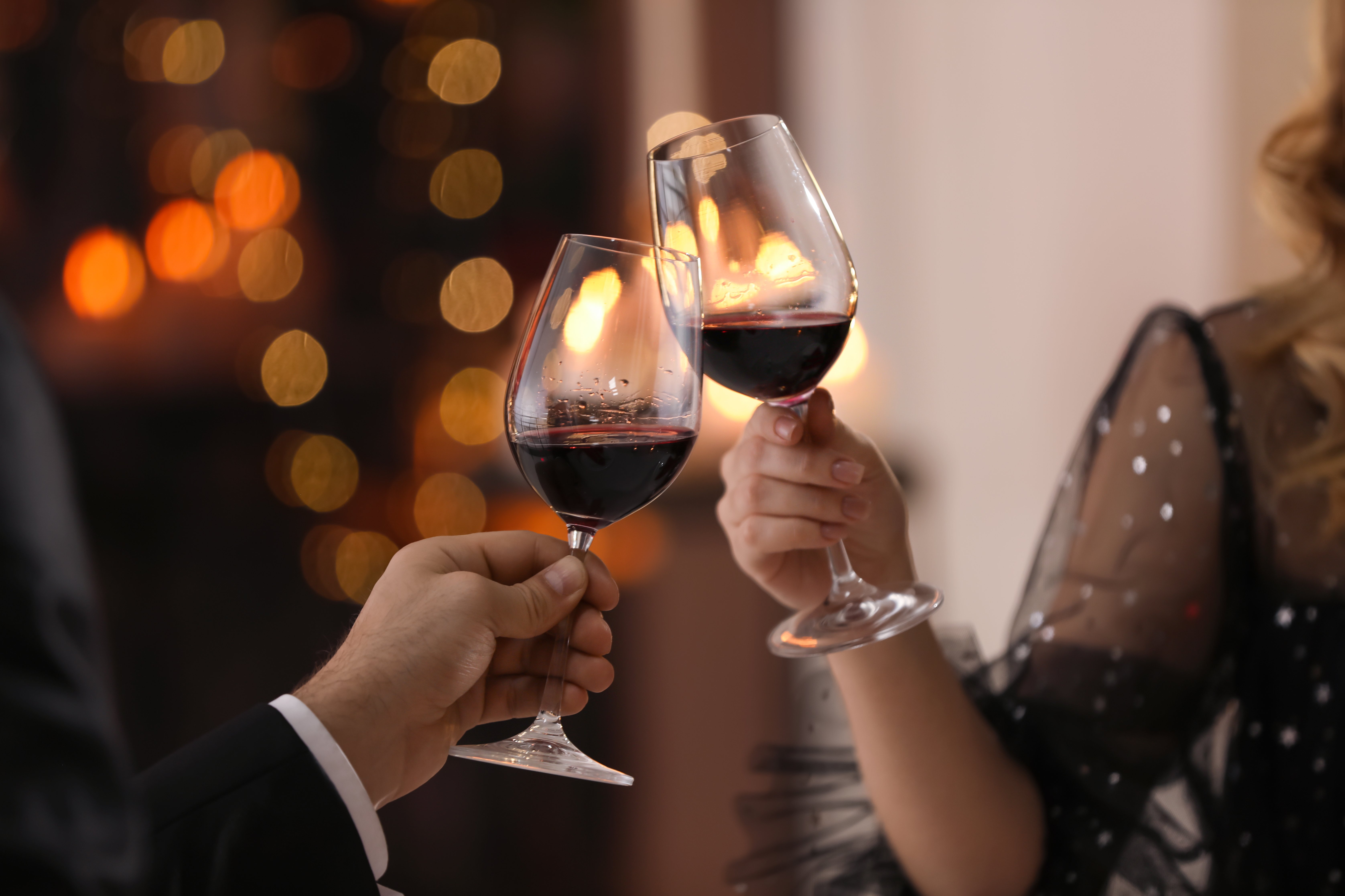 Persona brindando con vino. | Foto: Shutterstock