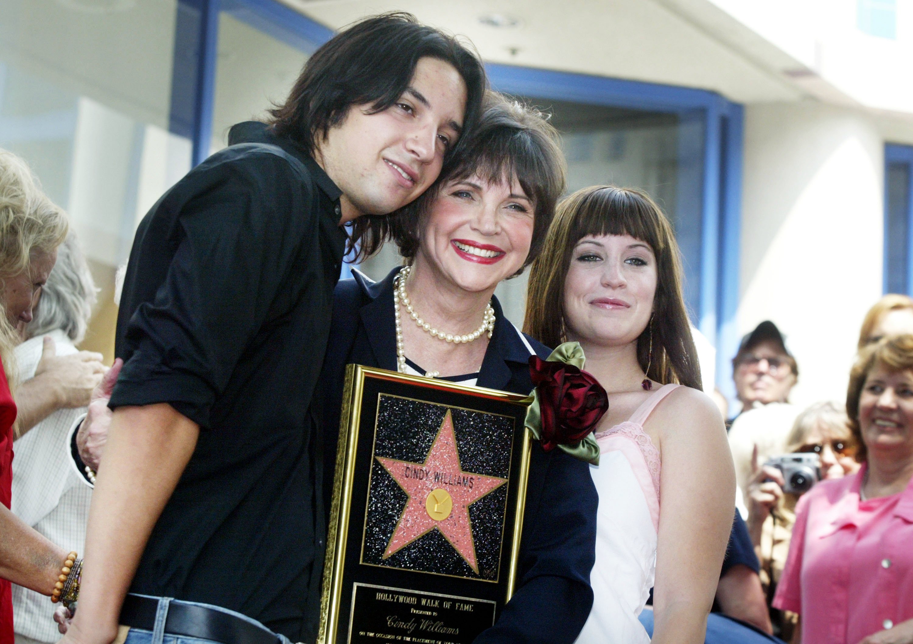 William Zachary "Zach" Hudson, Cindy Williams, and Emily Taylor Hudson as Cindy Williams receives a star on the Hollywood Walk of Fame on August 12, 2004 | Source: Getty Images