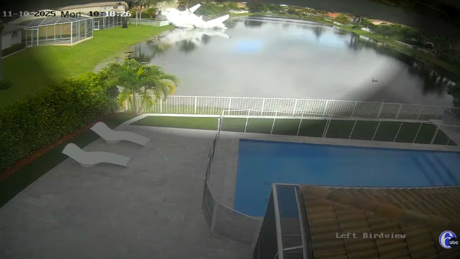 The Beechcraft King Air plane crashing into the water, posted on November 11, 2025. | Source: YouTube/6abc Philadelphia