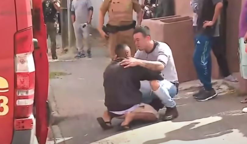 El momento del abrazo. | Foto: Captura de Youtube/Balanço Geral Curitiba