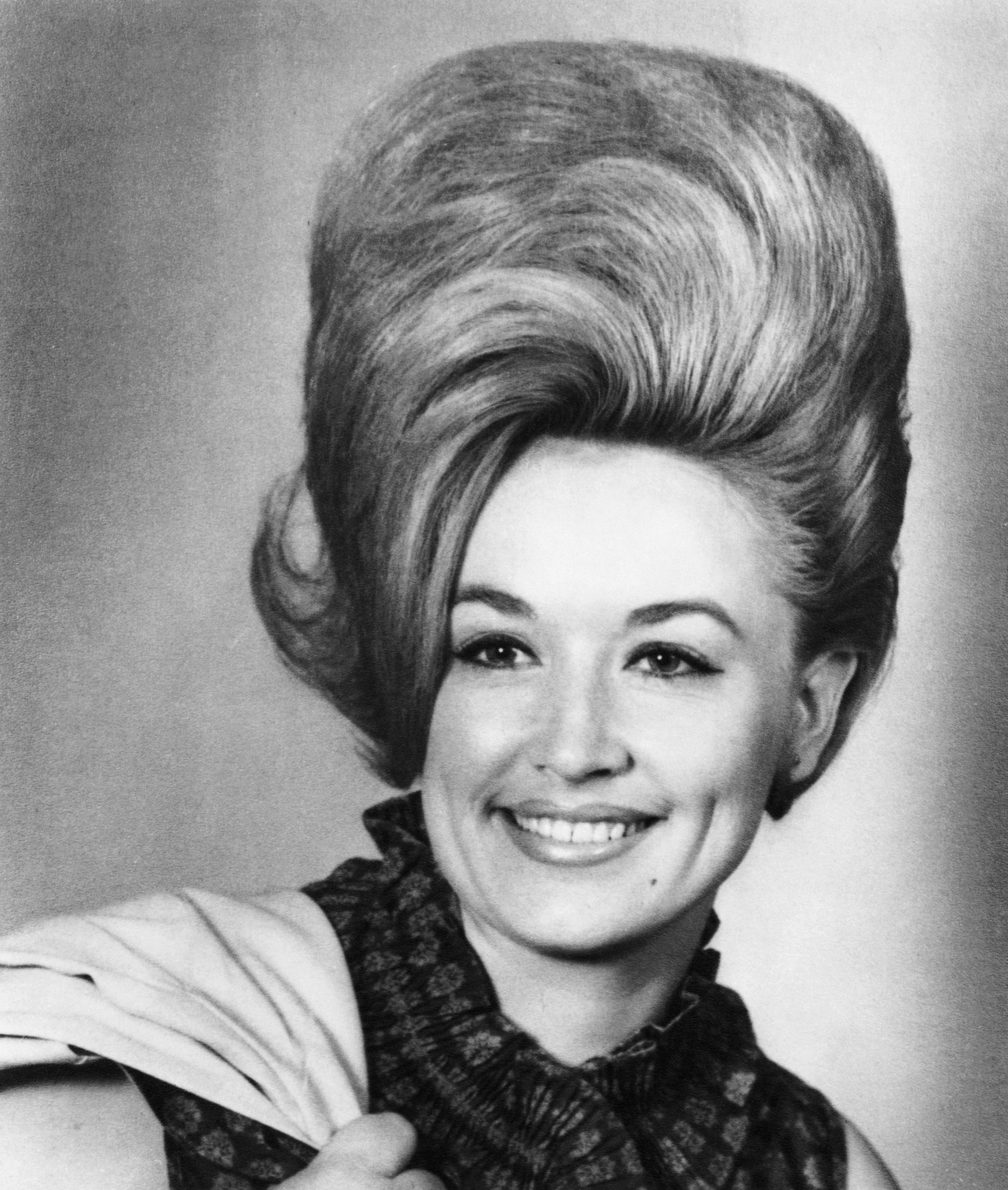 La cantante de country Dolly Parton posa para un retrato en 1965 en Nashville, Tennessee. | Foto: Getty Images