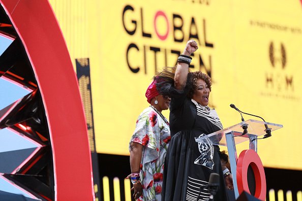 Zindzi Mandela et Makaziwe Mandela s'expriment sur scène lors du Festival des citoyens du monde. | Photo : Getty Images