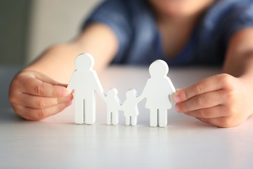 Figurine d'enfant en forme de famille heureuse. | Source : Shutterstock
