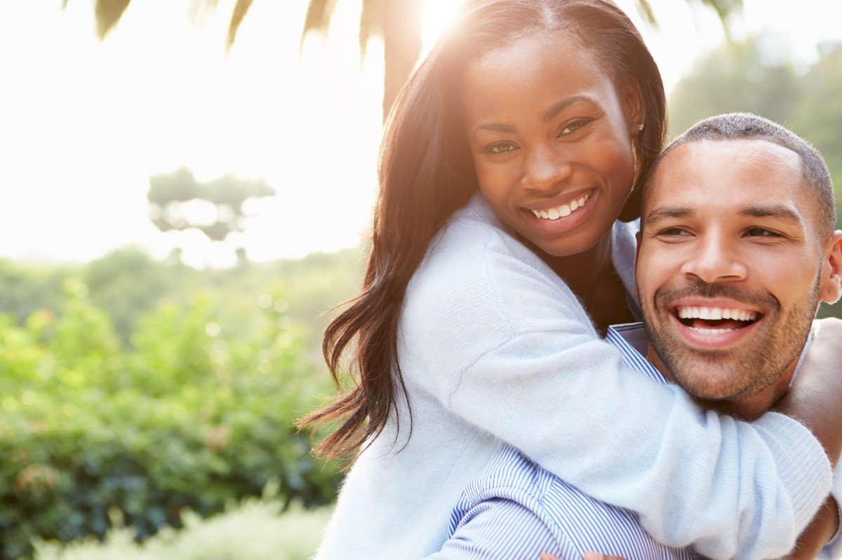 Mujer sonriente abrazando a su feliz pareja. | Imagen: PxHere Mujer sonriente abrazando a su feliz pareja. | Imagen: PxHere