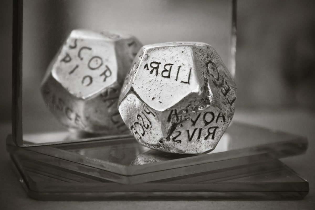 Dado de plata frente a un espejo. | Imagen: Pixnio