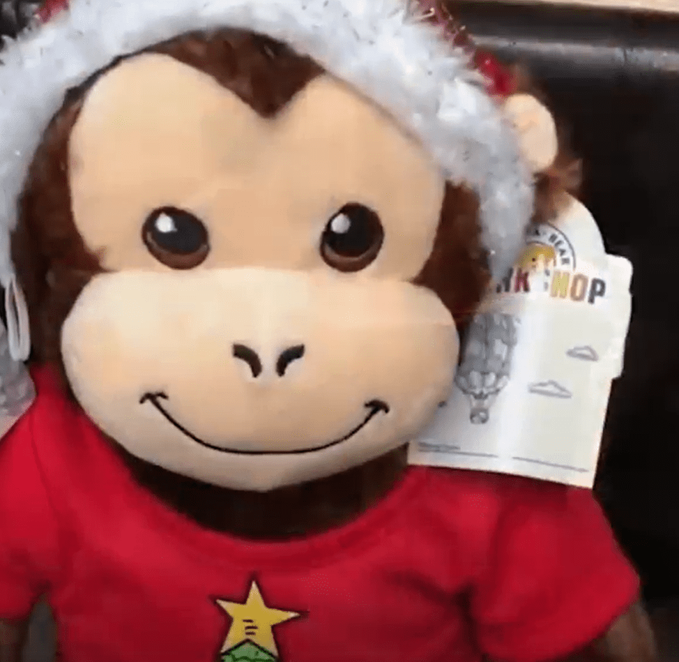 The toy monkey that Antonio Jr. received on Christmas 2017 | Source: facebook.com/uniladmag/