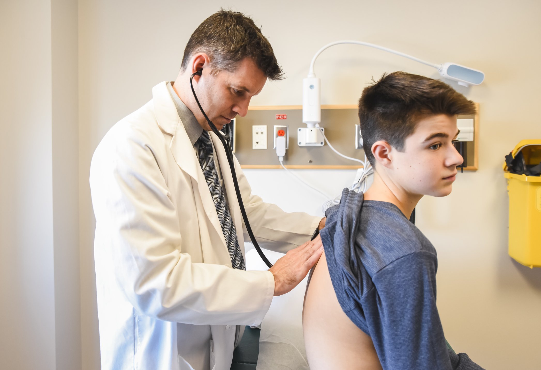 Doctor examinando a un paciente joven con un estetoscopio en una clínica. | Foto: Getty Images.