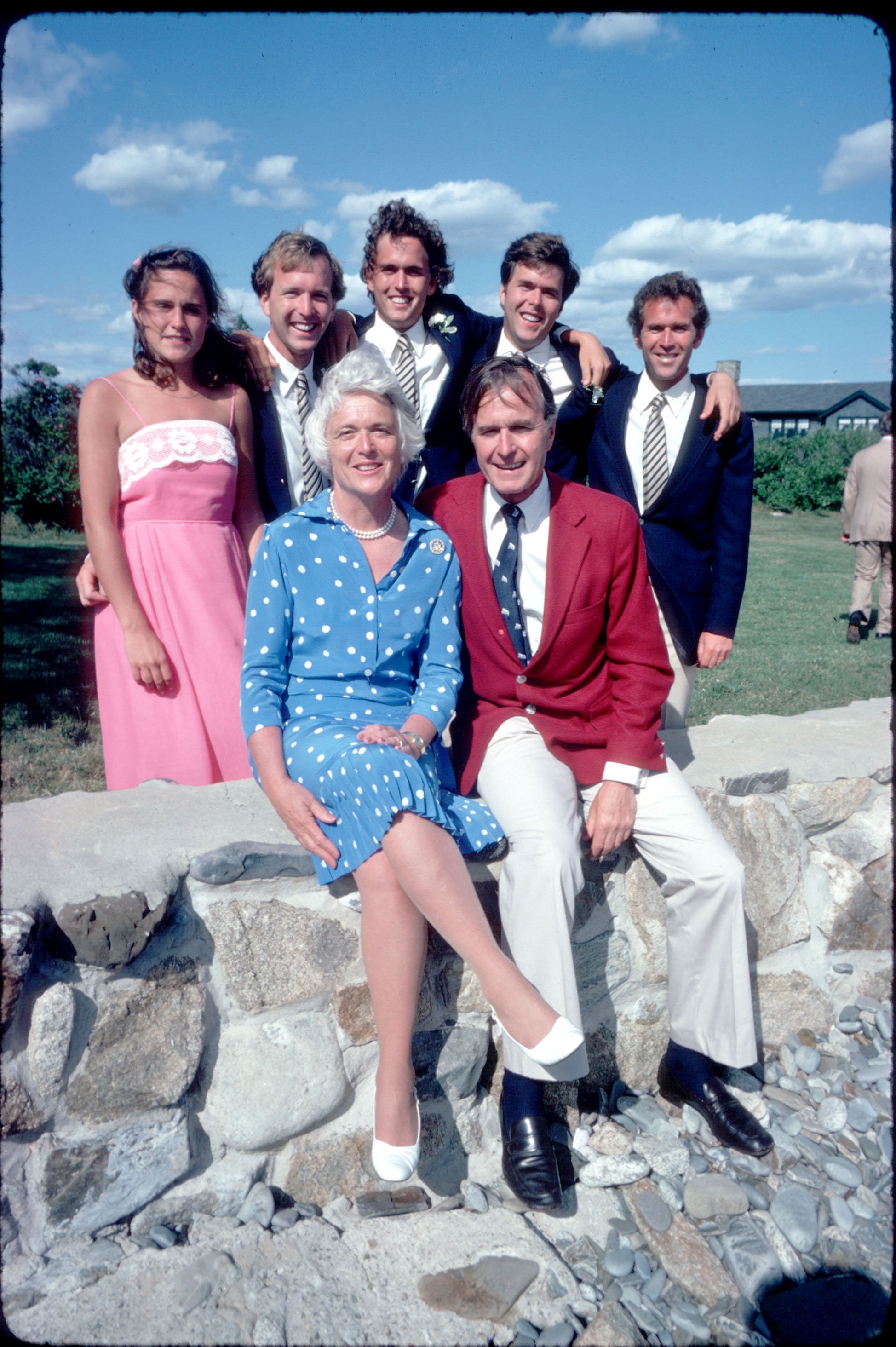 George and Barbara Bush with their children Dorothy, Neil, Marvin, Jeb and George July 1, 1980 in Kennebunkport, Maine. | Source: Getty Images