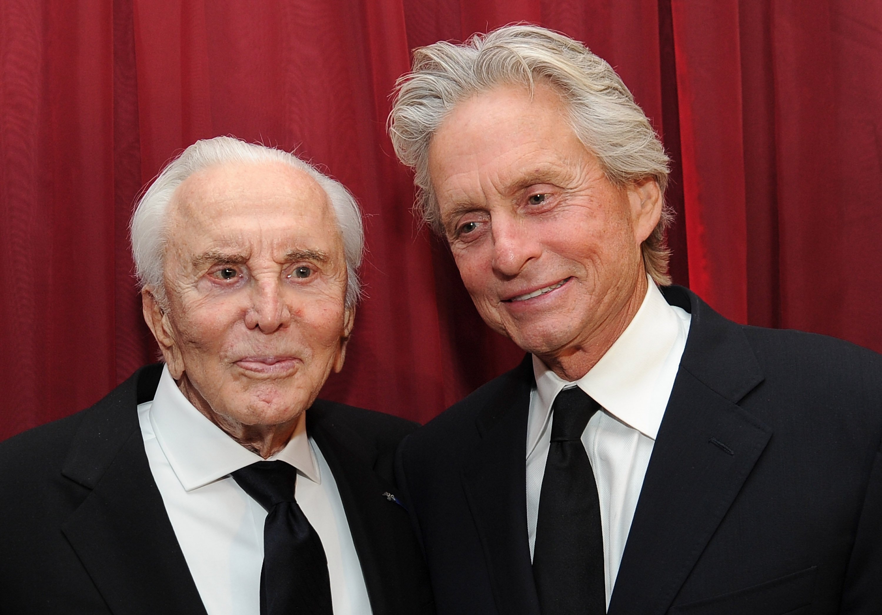 Actor Kirk Douglas (L) and actor Michael Douglas attend SBIFF's 2011 Kirk Douglas Award for Excellence In Film honoring Michael Douglas at the Biltmore Four Seasons on October 13, 2011| Photo: Getty Images