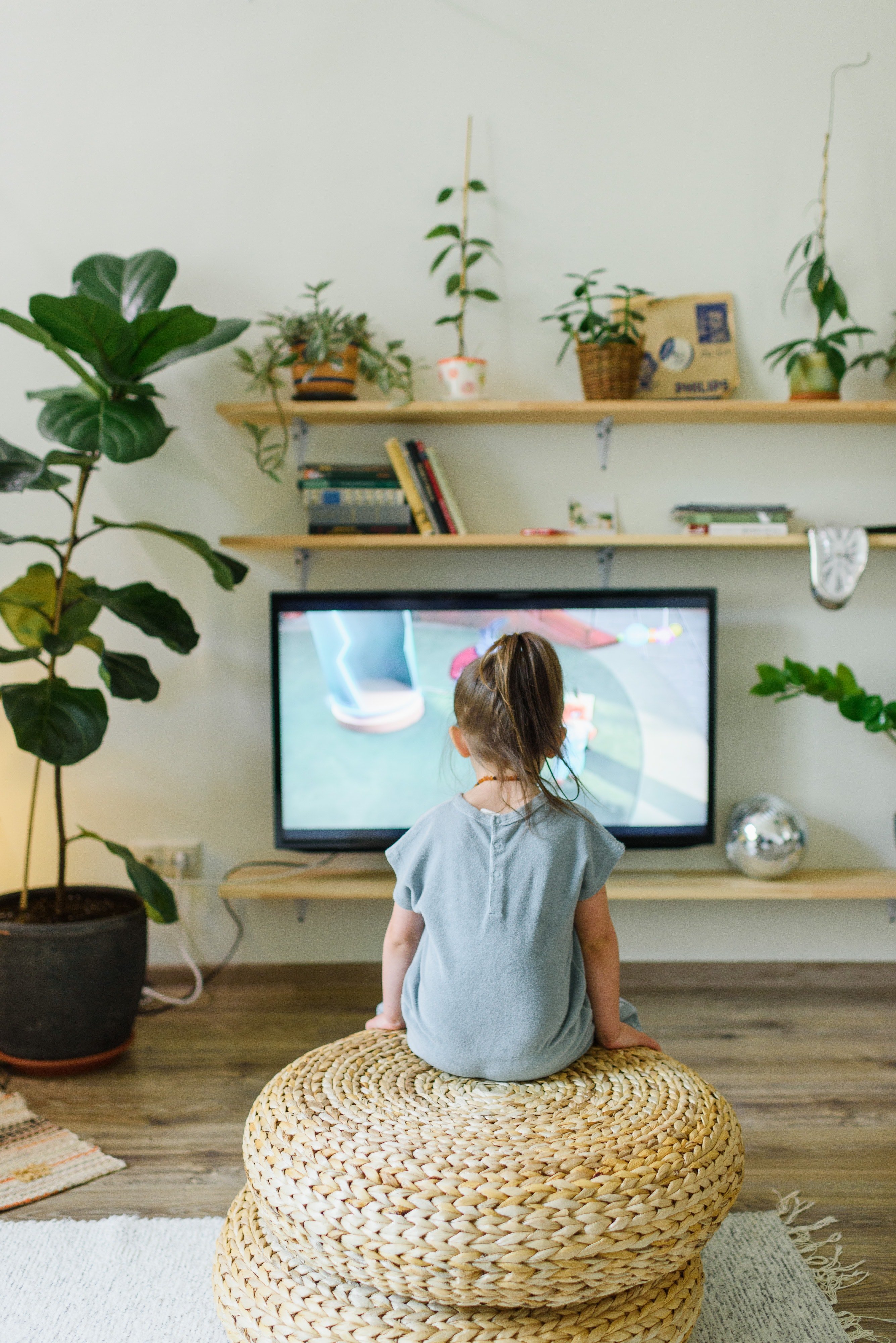 Girl watching television | Photo: Pexels