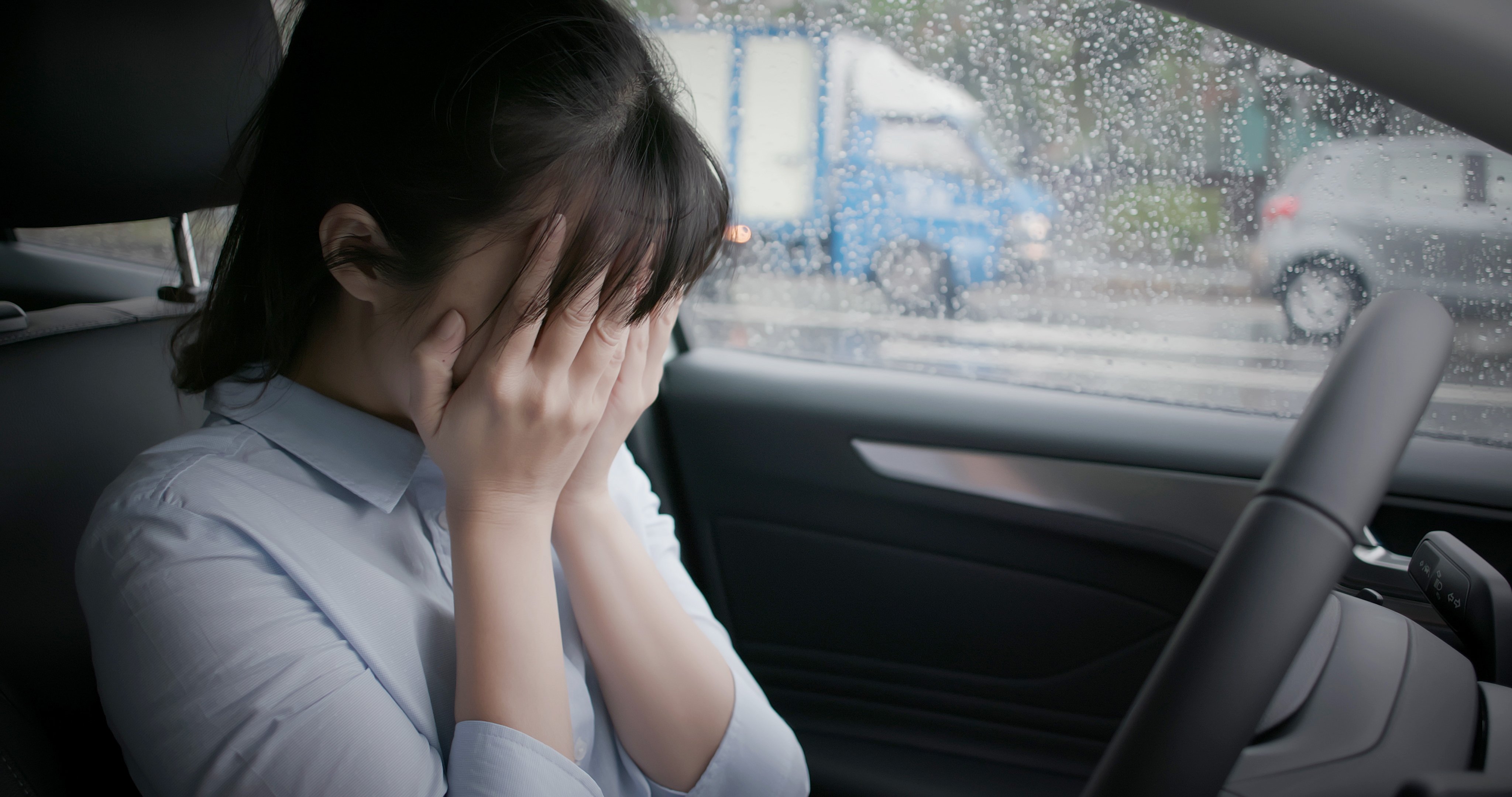 Mujer llorando dentro de su auto. | Foto: Shutterstock