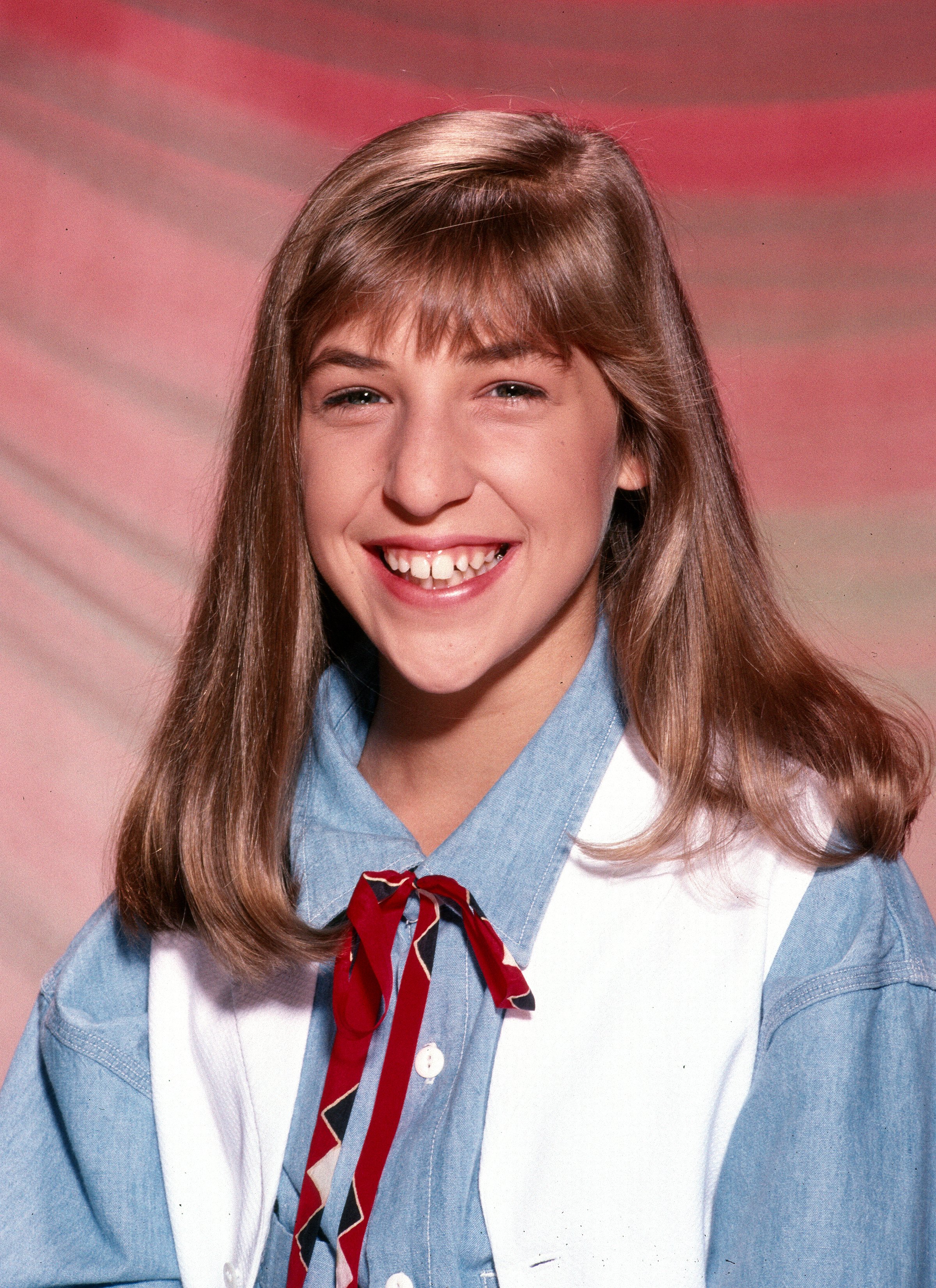 Mayim Bialik poses during a portrait session circa 1990 in Los Angeles, California | Source: Getty Images