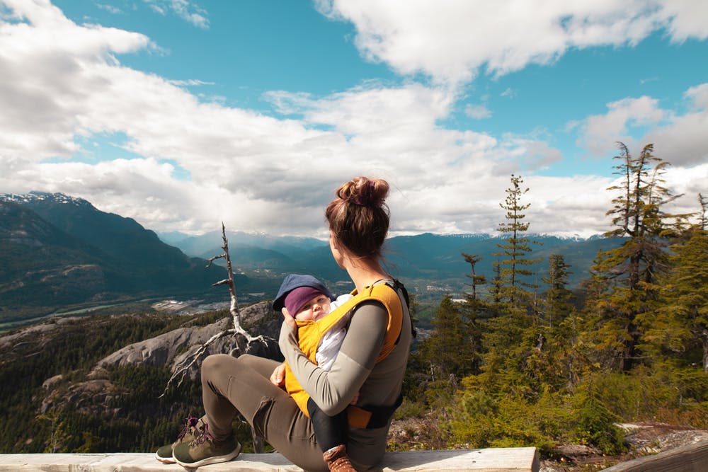 Une femme portant son bébé | Photo : Pexels Une femme portant son bébé | Photo : Pexels