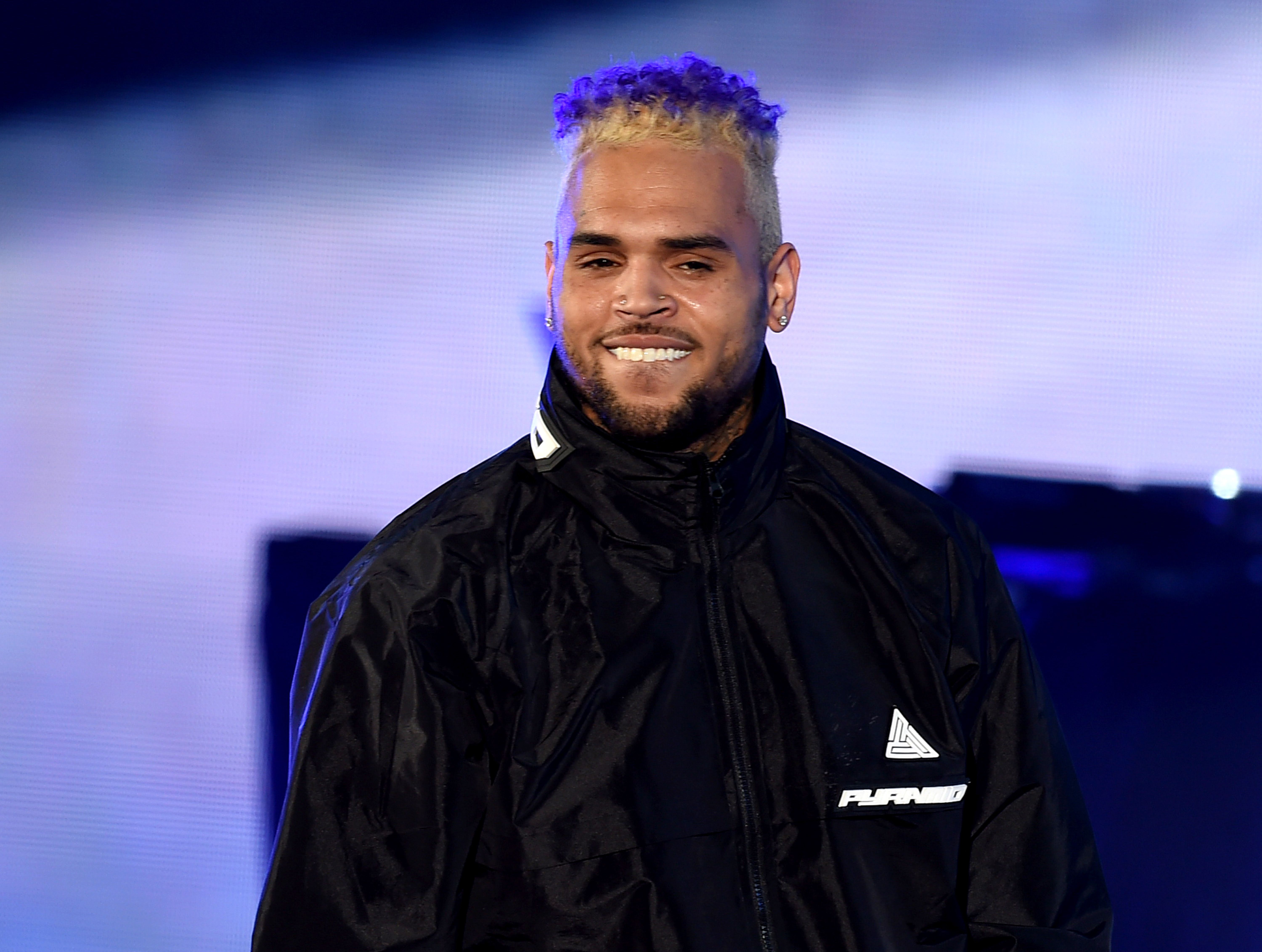 Chris Brown performing onstage at The Hollywood Bowl on October 20, 2018 in Los Angeles. │Photo: Getty Images