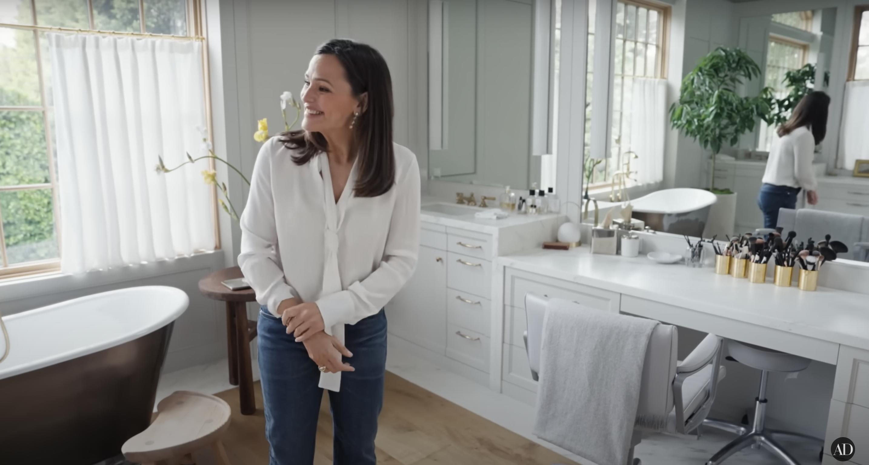 Jennifer Garner's bathroom, dated September 3, 2024 | Source: YouTube/@Archdigest