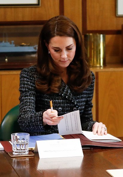 The Duchess of Cambridge attends to some paperwork at a "Mental Health In Education" conference on February 13, 2019 | Photo: Getty Images