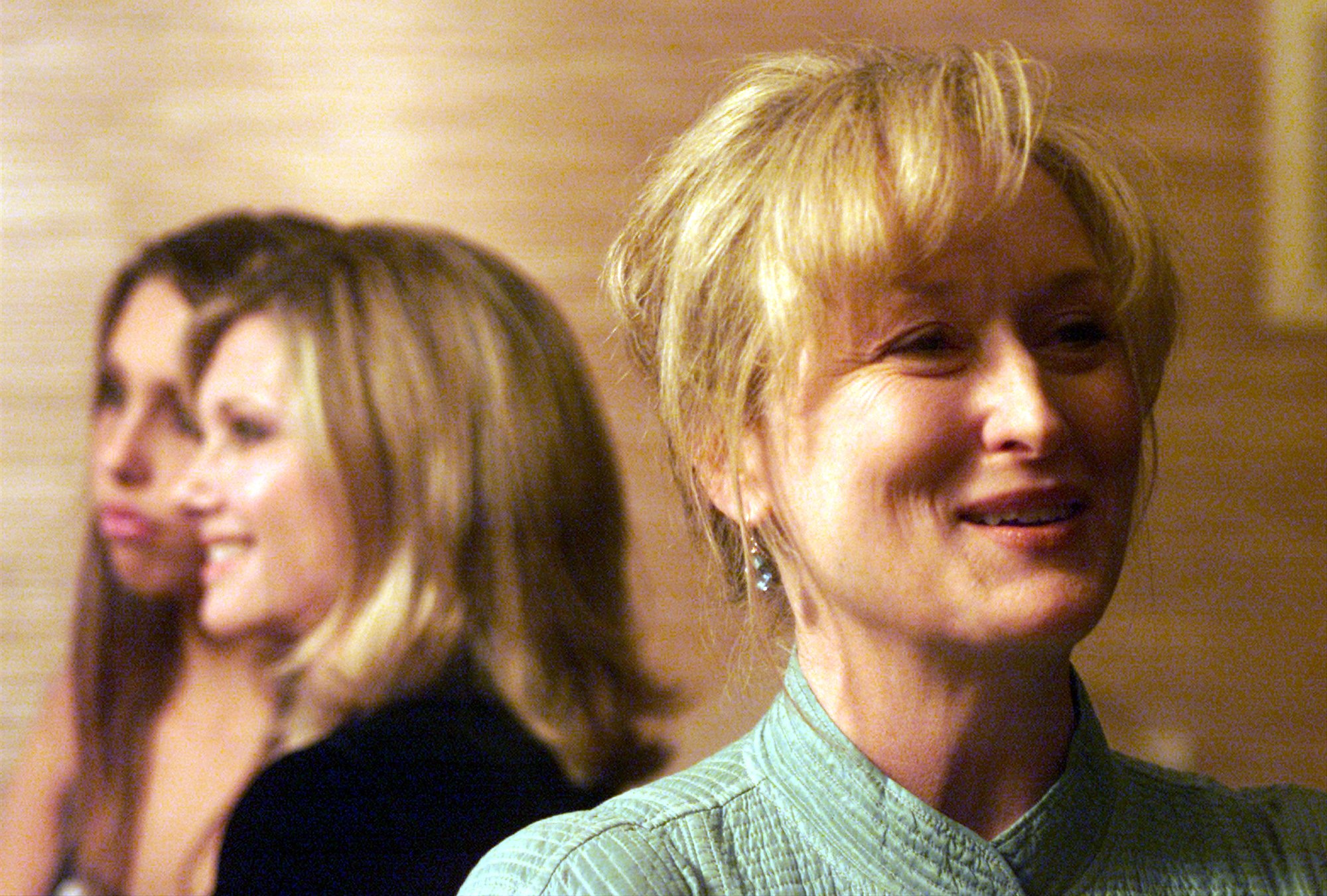 (L) Olivia Newton-John und ihre Tochter Chloe Rose Lattanzi und Meryl Streep während eines Benefizkonzerts am 10. Oktober 2002 in Beverly Hills | Quelle: Getty Images
