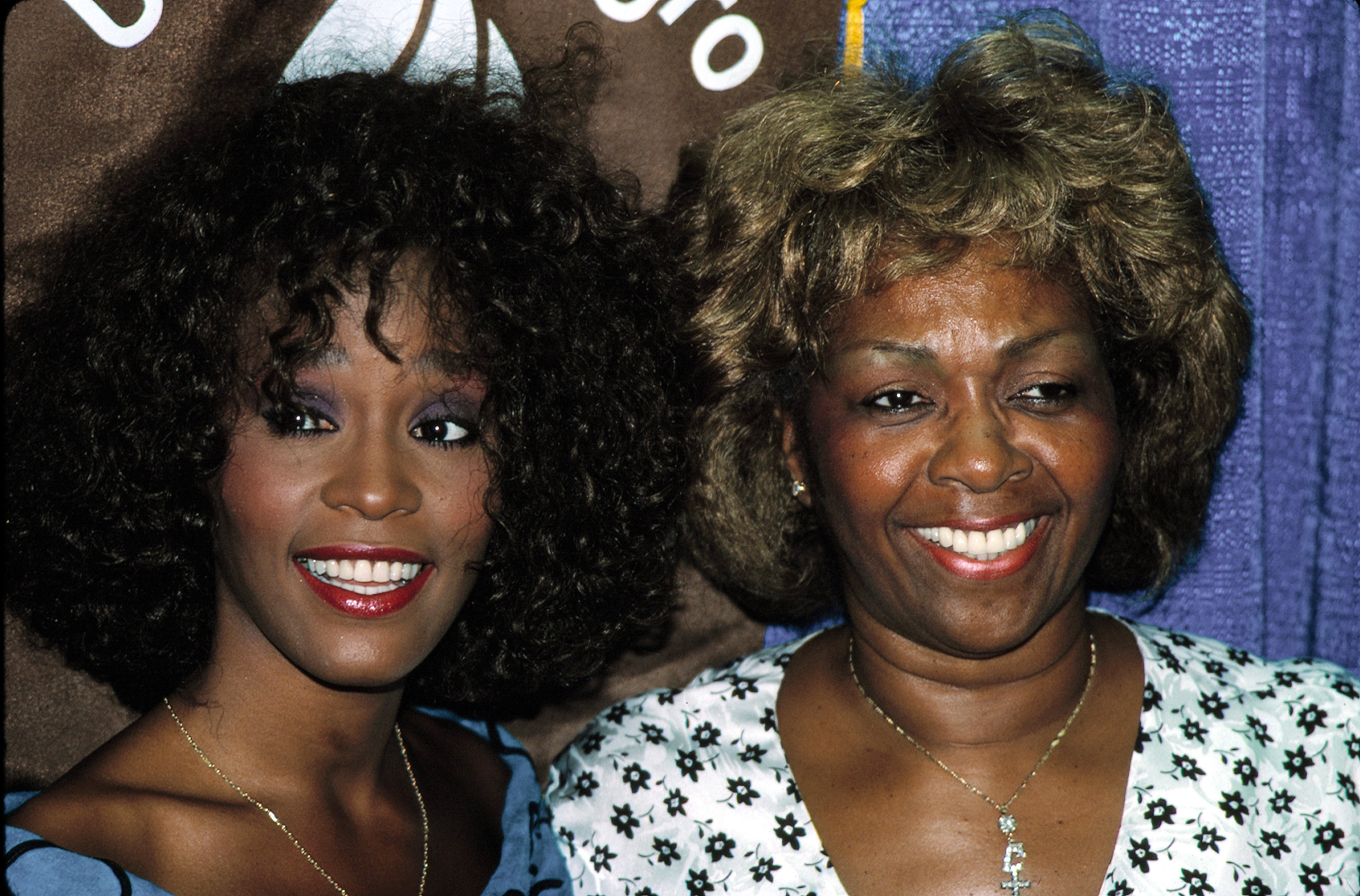 Whitney Houston with her mother Cissy  in New York City in 1988 | Source: Getty Images