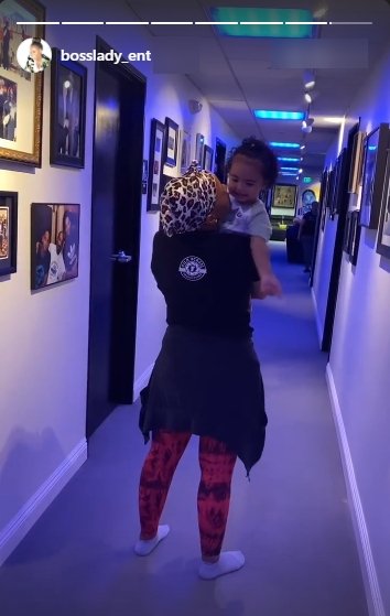 A picture of Shante Broadus carrying her granddaughter. | Photo: Instagram/Bosslady_ent 