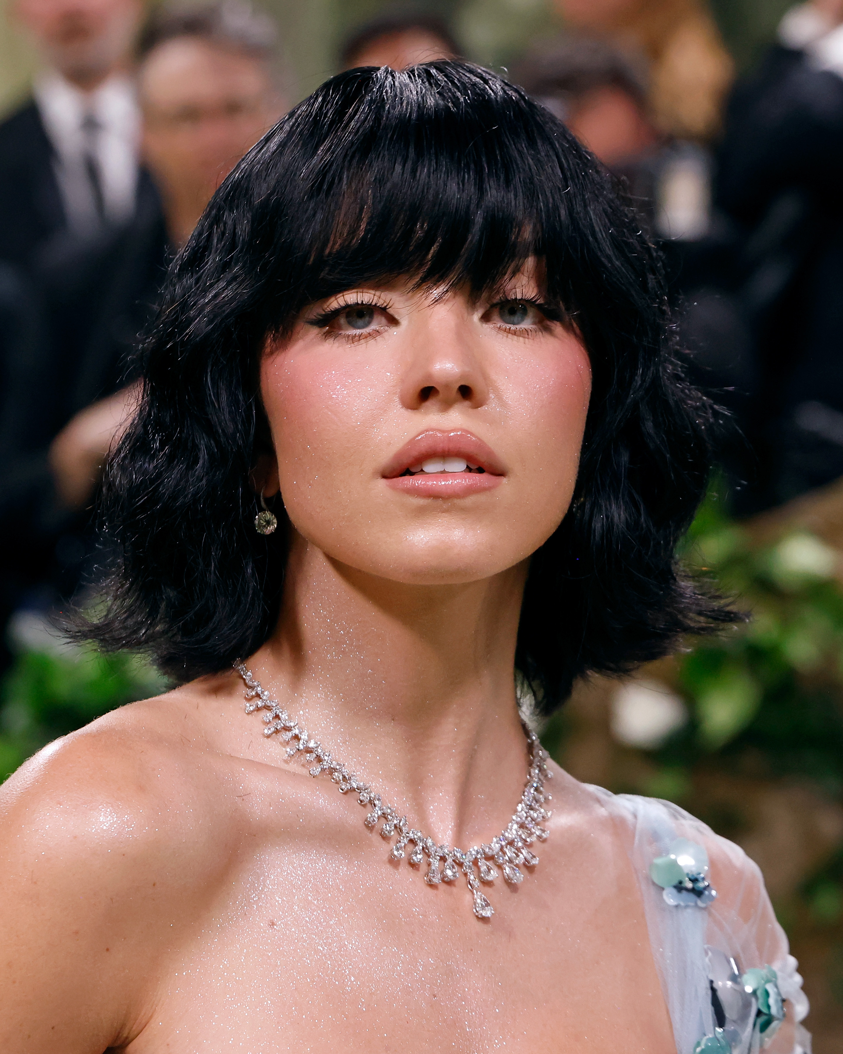 At the 2024 Met Gala, Sydney Sweeney made a daring statement in an edgy black bob and full bangs. The short, glossy cut stood out against her shimmery gown and sparkling diamond necklace, offering a bold departure from her usual look.