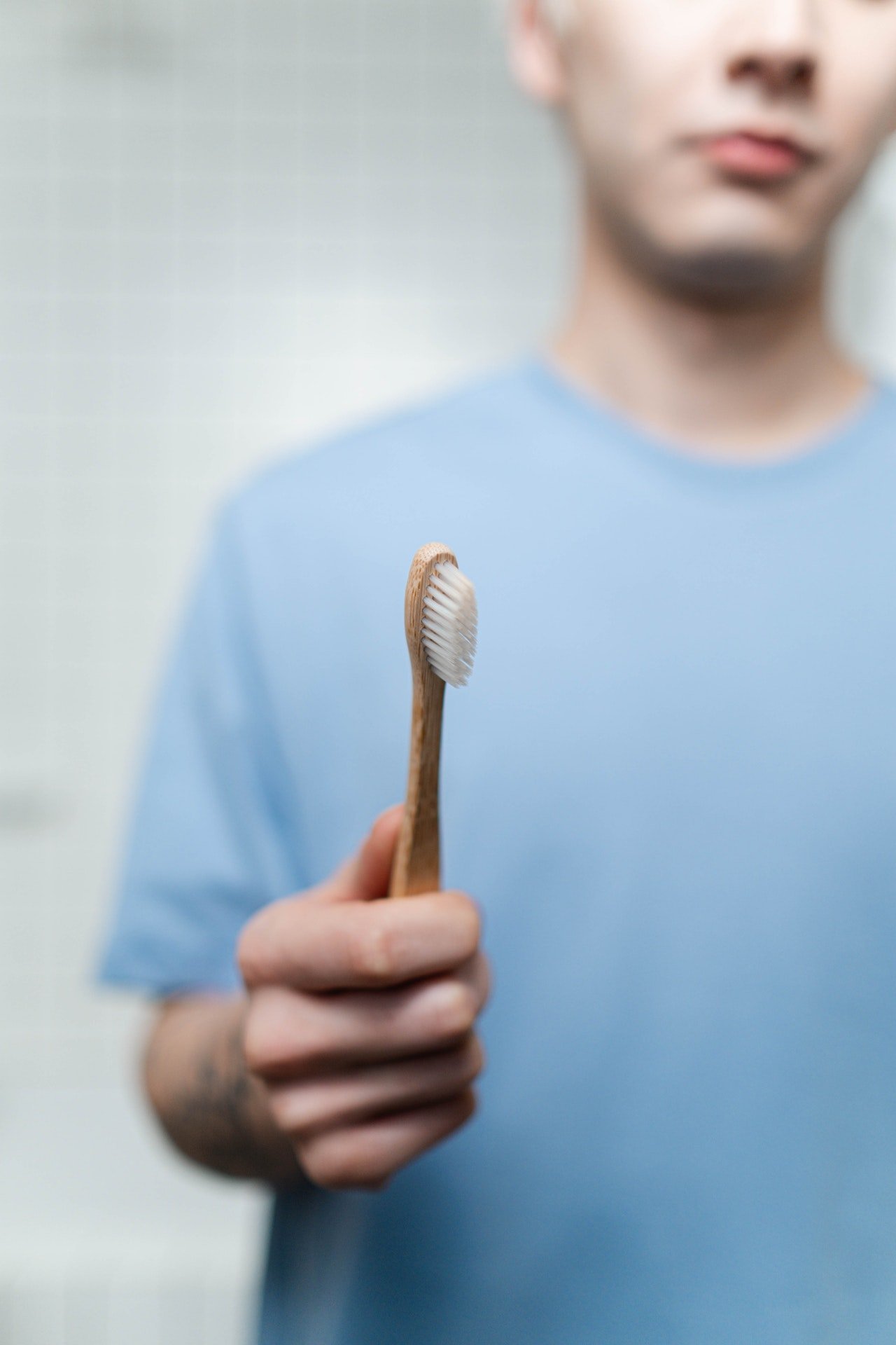 Photo of a man holding a toothbrush | Photo: Pexels