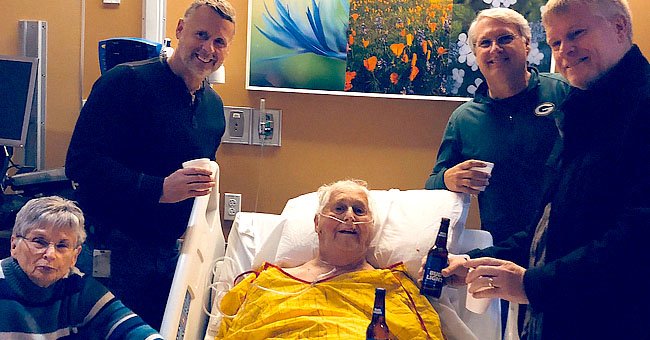 An elderly man's final wish was to have a beer with his family and the special photo went viral | Photo: Twitter/AdamSchemm