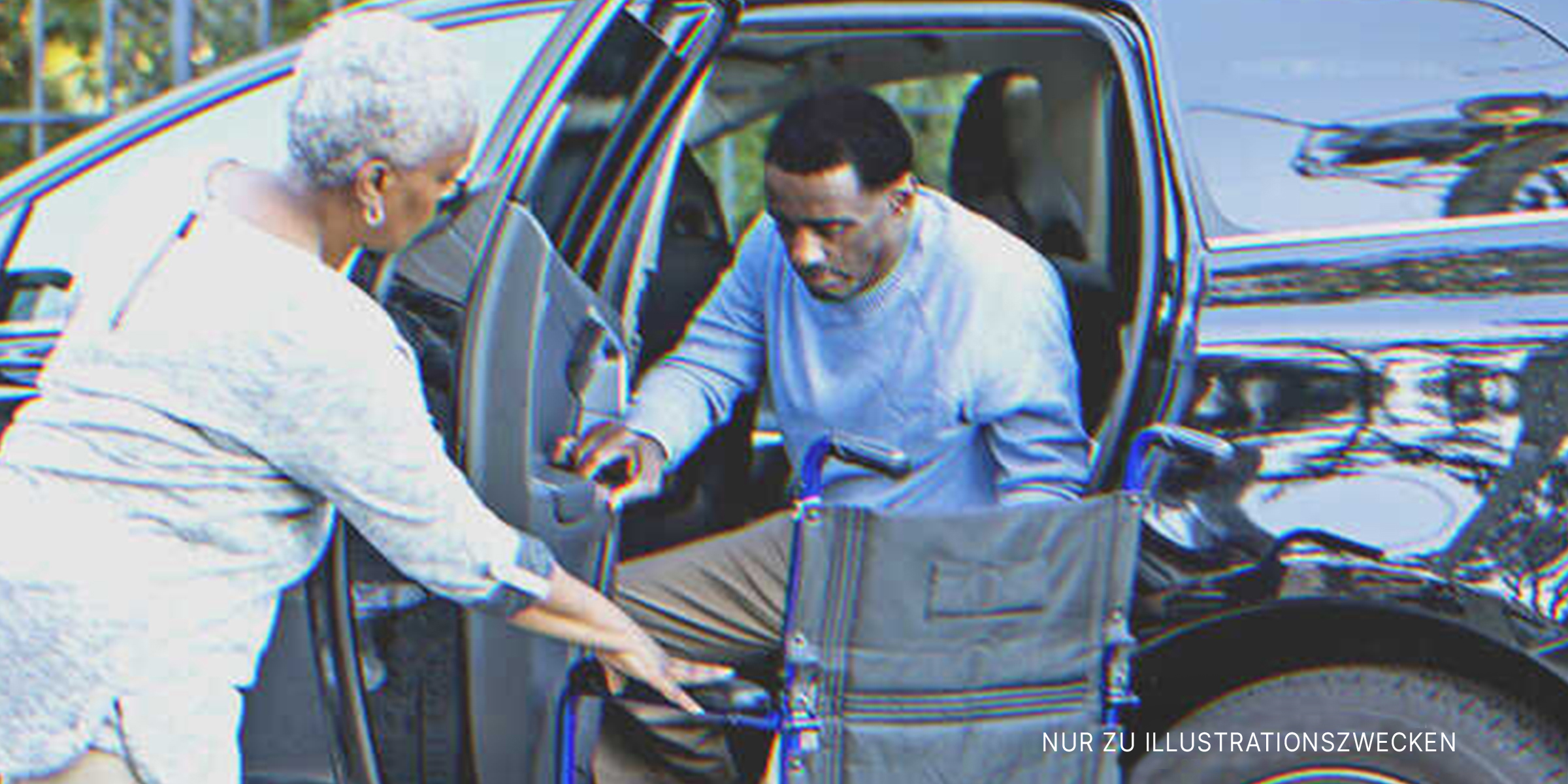 Ein behinderter Mann steigt mit Hilfe einer älteren Frau aus einem SUV aus. | Quelle: Getty Images