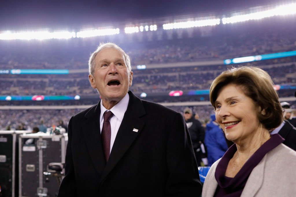 Former President Geroge W. Bush and former first lady Barbara Bush smile before the Philadelphia Eagles take on the Dallas Cowboys at Lincoln Financial Field on November 11, 2018. | Photo: Getty Images