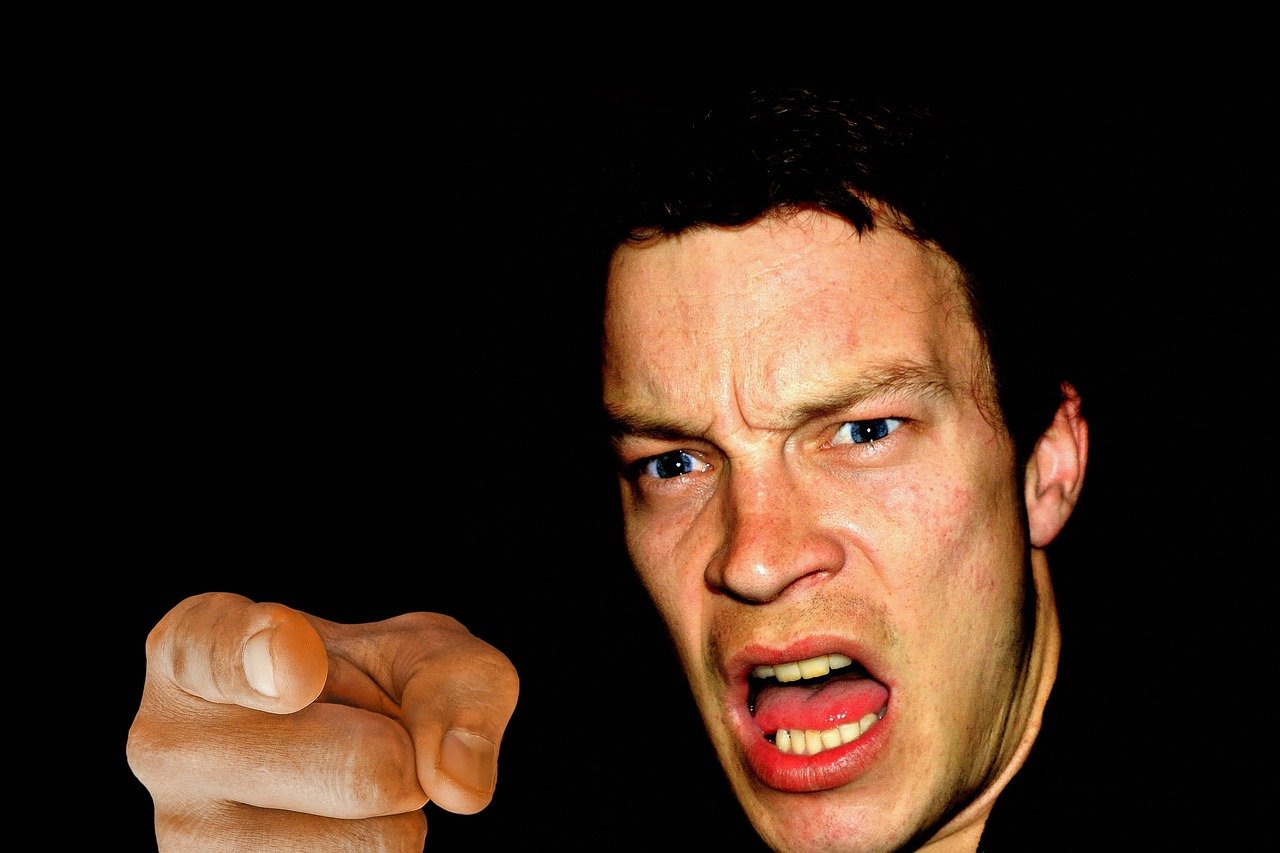 Hombre que grita y acusa. | Foto: Pixabay