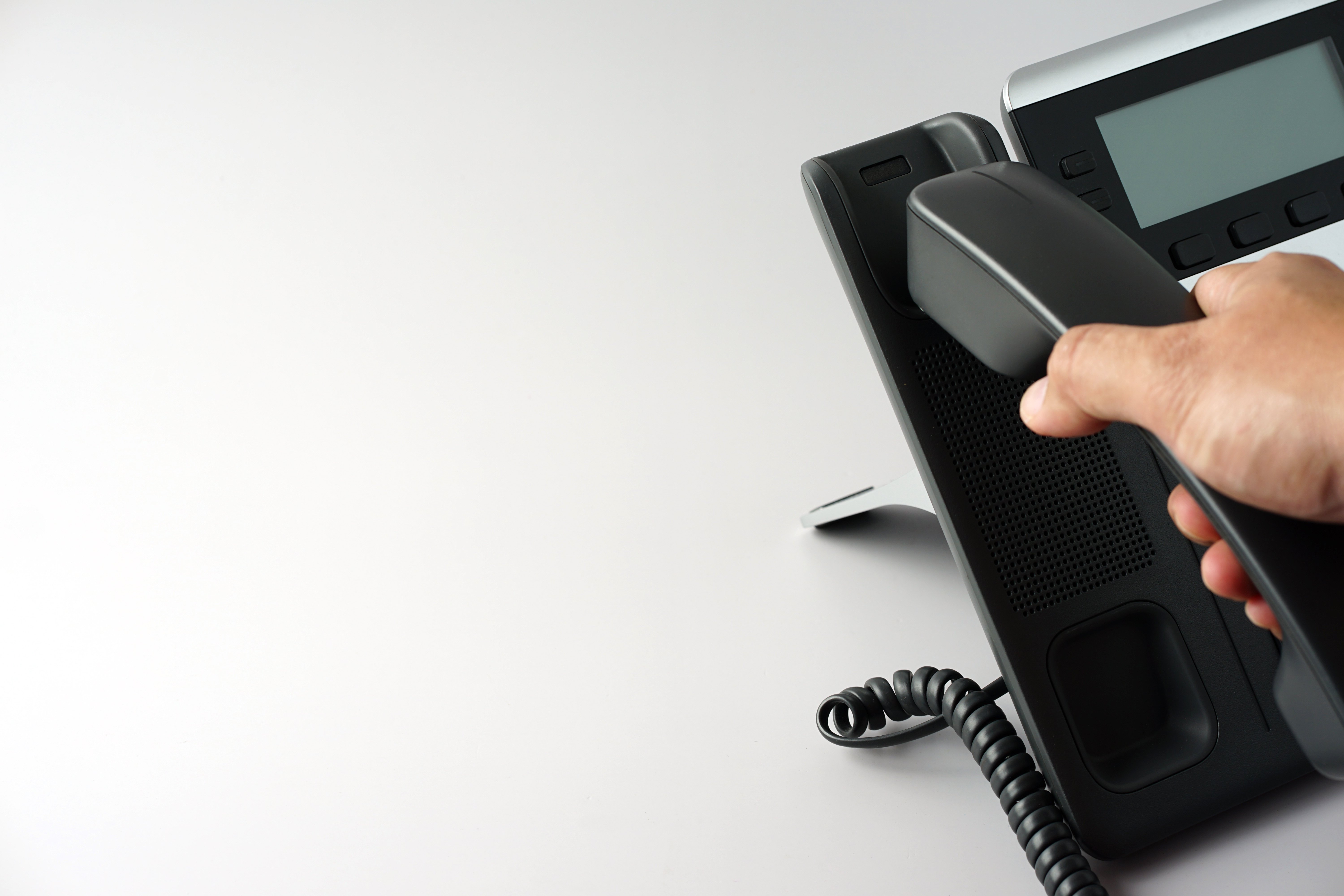 Persona colgando el teléfono. | Foto: Shutterstock